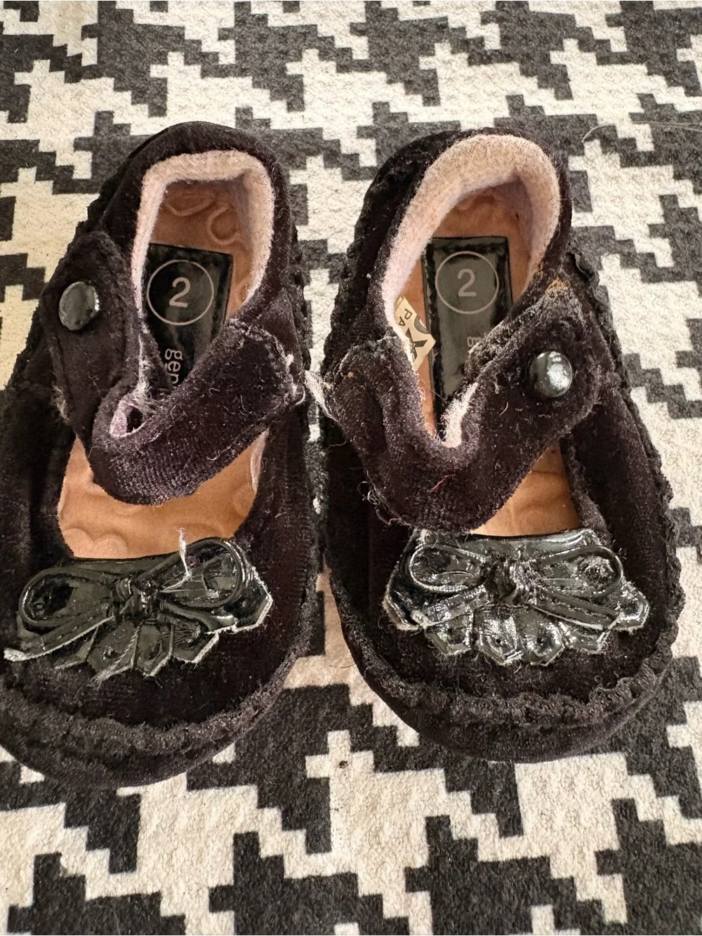 Genuine Kids from OshKosh Black Velvet Baby dress shoes size 2